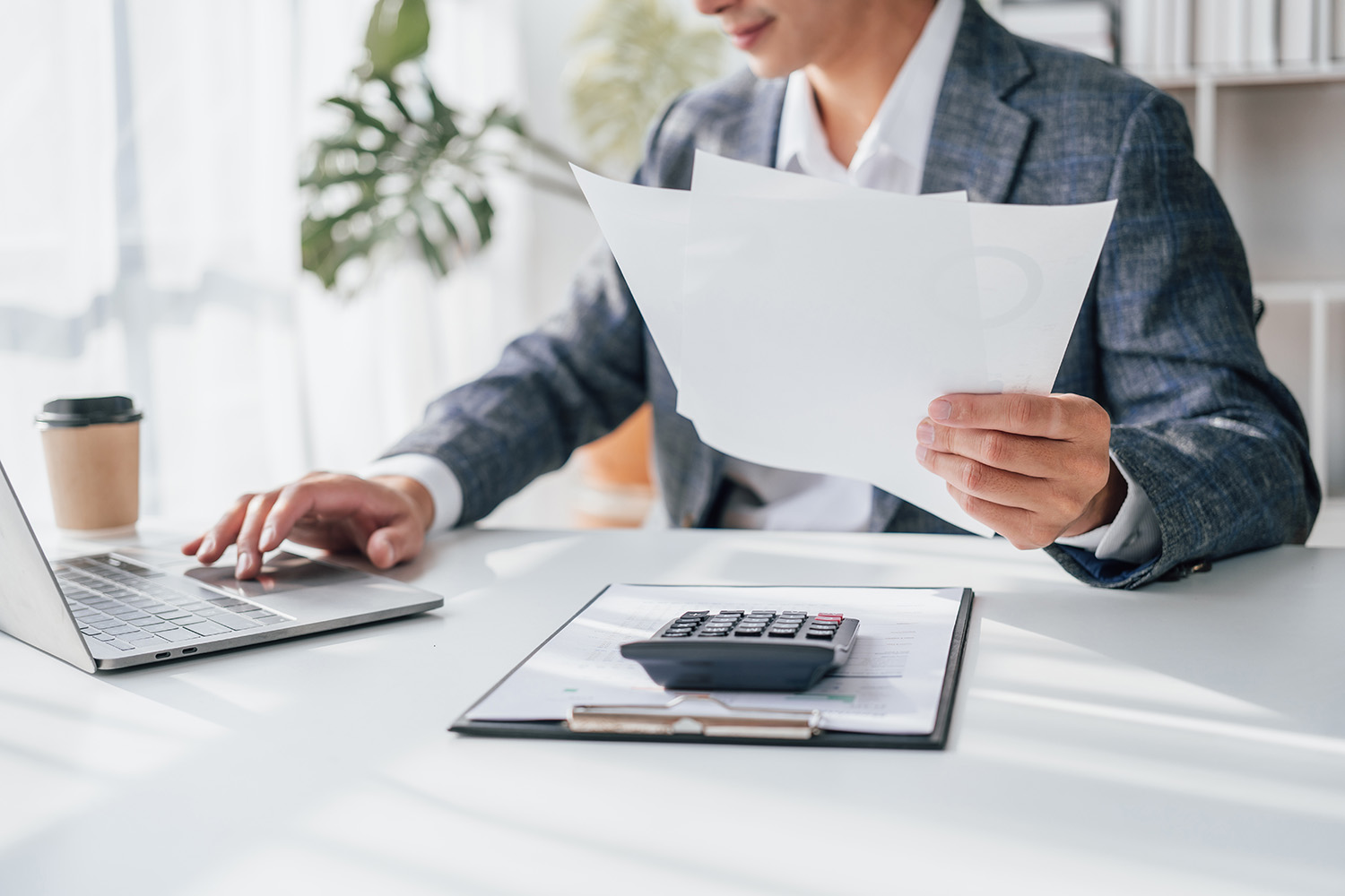Steuerberater arbeitet an einer Steuererklärung